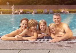 Familie im Wasser. Foto: Fotografie Geue