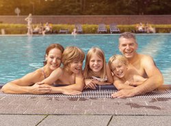 Familie im Wasser. Foto: Fotografie Geue
