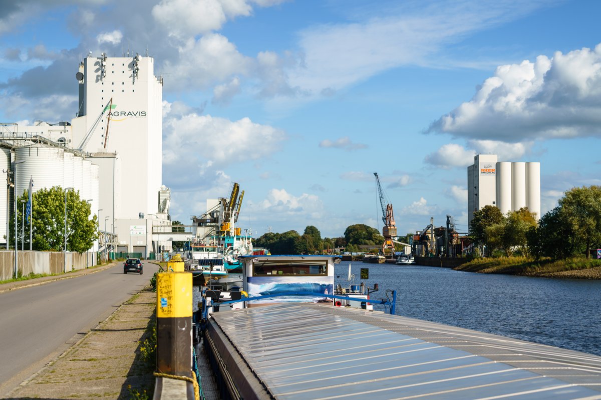Blick auf den Oldenburger Hafen und angrenzende Unternehmen. Foto: Mittwollen & Gradetchliev
