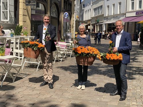Verteilten Rosen in der Oldenburger Innenstadt (von links): Oberbürgermeister Jürgen Krogmann, OTM-Geschäftsführerin Silke Fennemann und Leiter der Wirtschaftsförderung Ralph Wilken. Foto: Stadt Oldenburg