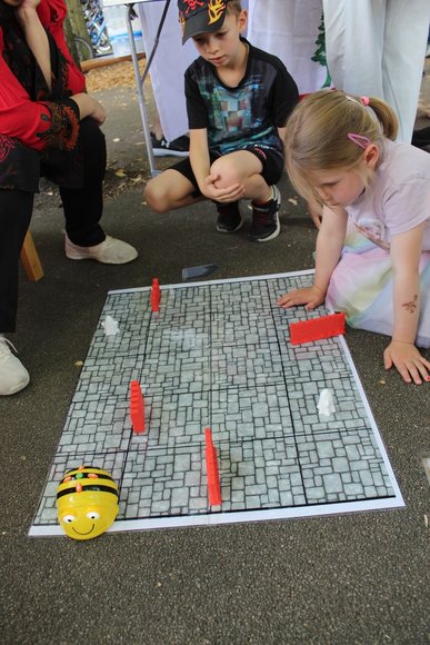 Die Stadtteilbibliothek hat ein Beebot-Spiel mitgebracht. Foto: Sonja Deuling