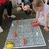 Vorschau: Die Stadtteilbibliothek hat ein Beebot-Spiel mitgebracht. Foto: Sonja Deuling