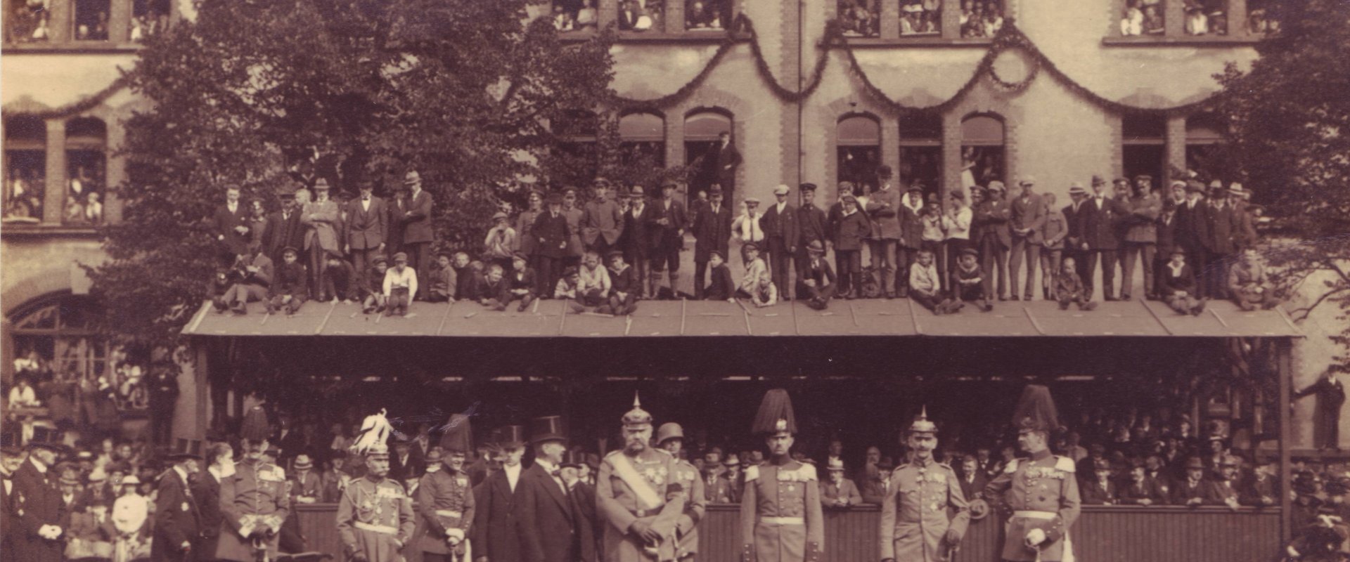 Regimentsfest im Jahr 1921 des Oldenburgischen Infanterie-Regiments Nr. 91 auf dem Pferdemarkt, dahinter die Kaserne (heute: Landesbibliothek) mit weiteren Zuschauern. Foto: Stadtarchiv Oldenburg