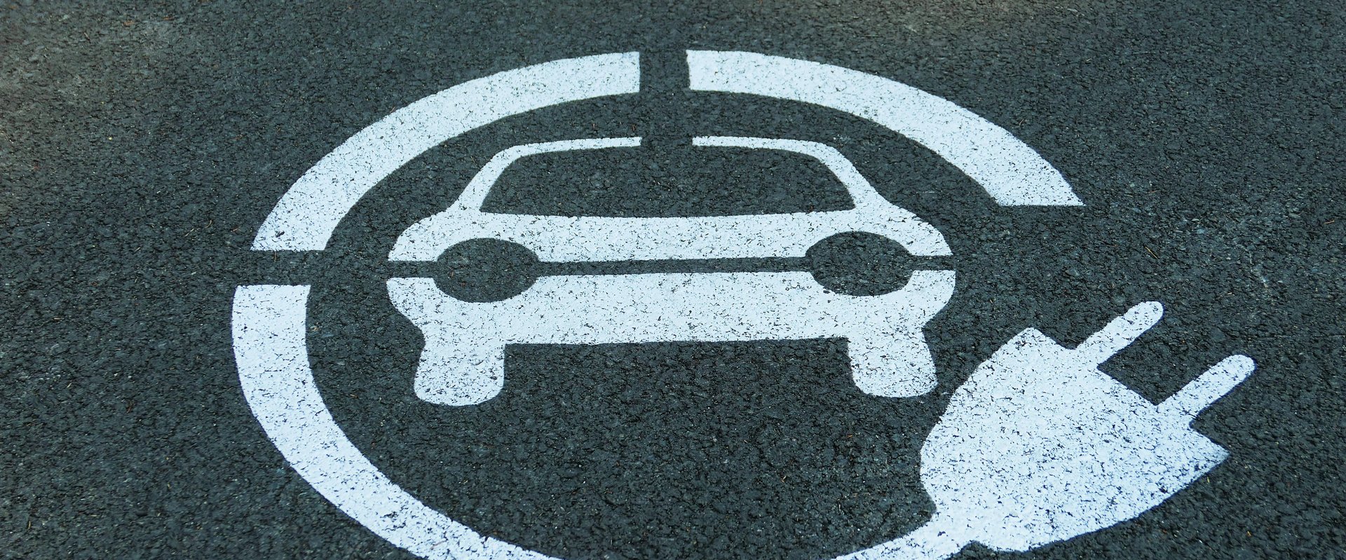 Piktogram mit Auto und Stecker. Foto: Jacek S/pexels