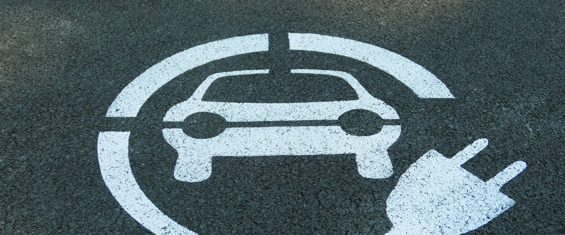 Piktogramm mit Auto und Ladestecker. Foto: Jacek S./pexels