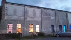 Die Alte Maschinenhalle bei Abenddämmerung. Foto: bau_werk e.V.