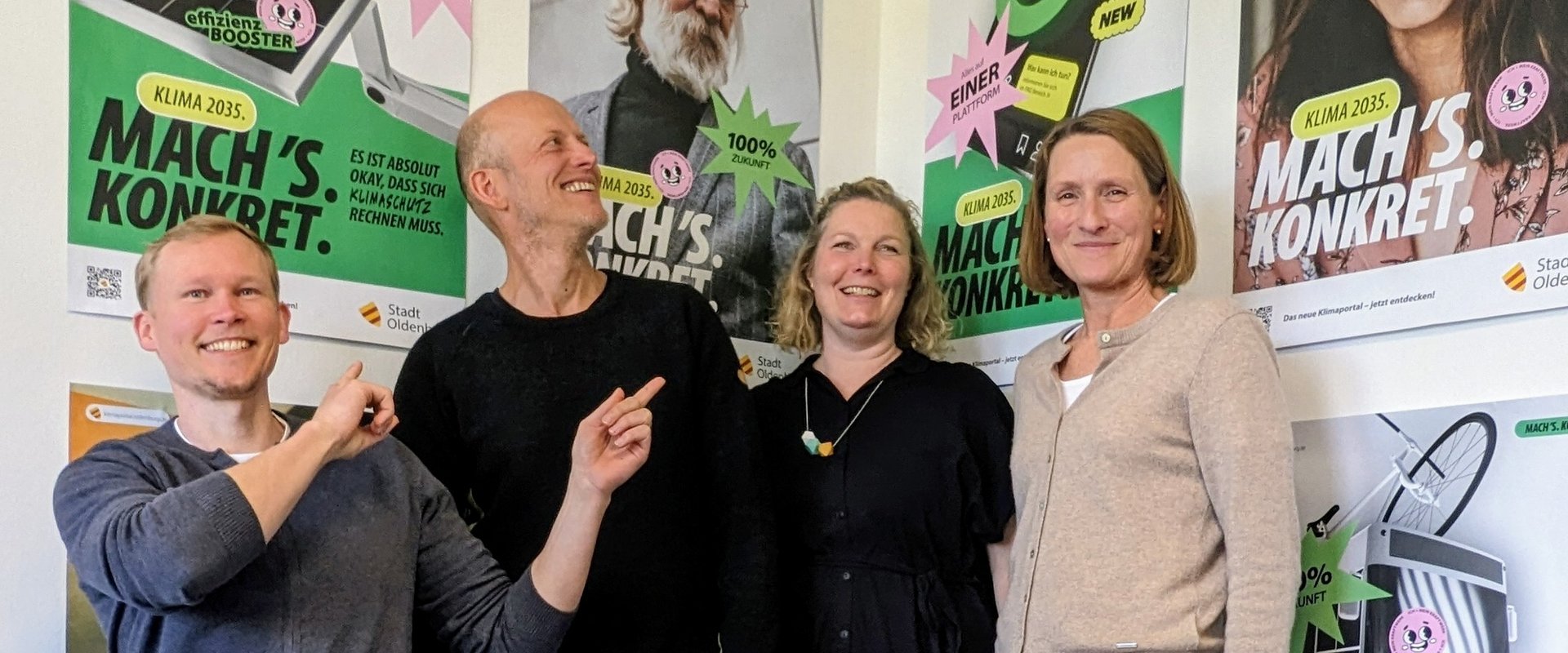 Vor den offiziellen Kampagnen-Plakaten stehen von links Dr. Tarek Kemper, Peter Zenner, Lena Mäusezahl und Kerstin Frerichs. Foto: Stadt Oldenburg