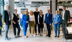 Oberbürgermeister Jürgen Krogmann (r.) begrüßt die Gäste beim 8. Oldenburger Fachkräfte-Forum gemeinsam mit den Referenten, der Moderatorin und Mitgliedern der Fachkräfte-Initiative Oldenburg. Foto: Jörn Tempel Oberbürgermeister Jürgen Krogmann (r.) begrüßt die Gäste beim 8. Oldenburger Fachkräfte-Forum gemeinsam mit den Referenten, der Moderatorin und Mitgliedern der Fachkräfte-Initiative Oldenburg. Foto: Jörn Tempel