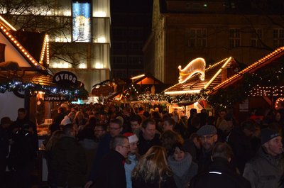 Blick in die Gasse entlang der Treppe auf dem Rathausmarkt während der langen Einkaufsnacht am 05.12.2015. Foto Stadt Oldenburger langen Einkaufsnacht am 05.12.2015. Foto Stadt Oldenburg