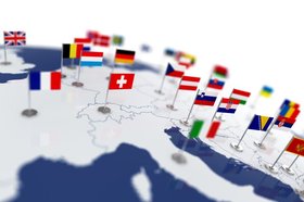Flaggen auf einer Weltkugel. Foto: Denys Rudyi/Fotolia.com