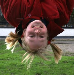 Dieses Mädchen hat Spaß auf einem Spielplatz. Foto: S. Hofschlaeger/Pixelio.de