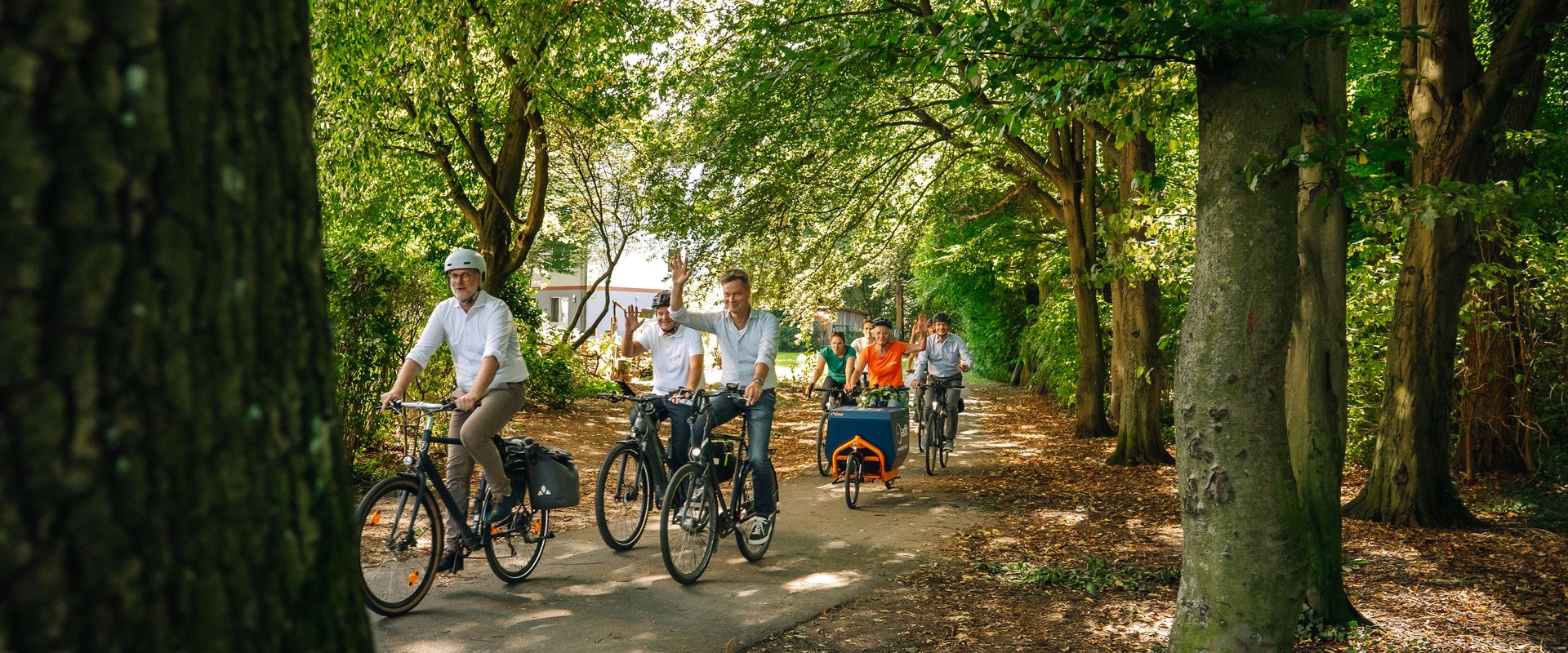 Eine symbolische Auftaktrunde zum Start von STADTRADELN drehte Dr. Norbert Korallus mit Vertreterinnen und Vertreter unterstützender Vereine und Unternehmen in Bloherfelde beim KLIMA POP-UP. Foto: Florian Skupin