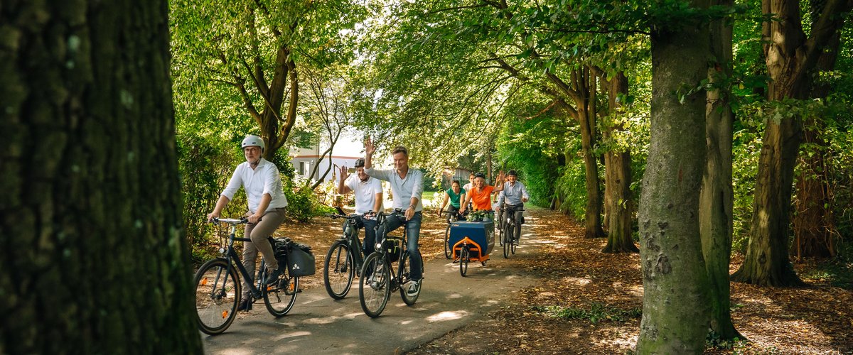 Eine symbolische Auftaktrunde zum Start von STADTRADELN drehte Dr. Norbert Korallus mit Vertreterinnen und Vertreter unterstützender Vereine und Unternehmen in Bloherfelde beim KLIMA POP-UP. Foto: Florian Skupin