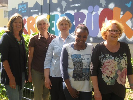 Foto: Stadt Oldenburg Die Mitarbeiterinnen des Stadtteiltreffs Kreyenbrück freuen sich auf den neuen Standort im Alten Postweg 1 und die damit verbundenen neuen Möglichkeiten: Jutta Hinrichsen, Karin Bremermann, Anna Kheikhel, Rose Schulz und Birgit Liebig. Foto: Stadt Oldenburg