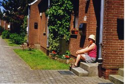 Eine Frau sitzt auf den Stufen vor der Ferienwohnung auf Spiekeroog. Foto: Stadt Oldenburg