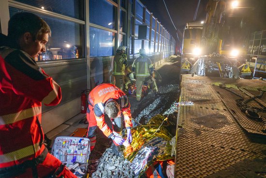 Zum Glück nur eine Übung: Schwerverletzte Bahnarbeiter wurden direkt im Gleisbett erstversorgt. Foto: Sascha Stüber Foto: Sascha Stüber