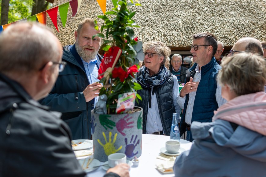 Sascha Stüber Gäste unterhalten sich. Foto: Sascha Stüber