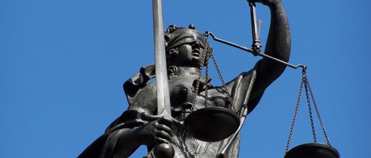 Justitia mit Waage. Foto: HHS/Pixelio.de