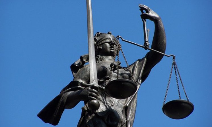 Justitia mit Waage. Foto: HHS/Pixelio.de