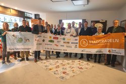 Teilnehmende der Abschlussveranstaltung von STADTRADELN 2024 halten das Banner des Wettbewerbs. Foto: Sascha Stüber Teilnehmende der Abschlussveranstaltung von STADTRADELN 2024 halten das Banner des Wettbewerbs. Foto: Sascha Stüber