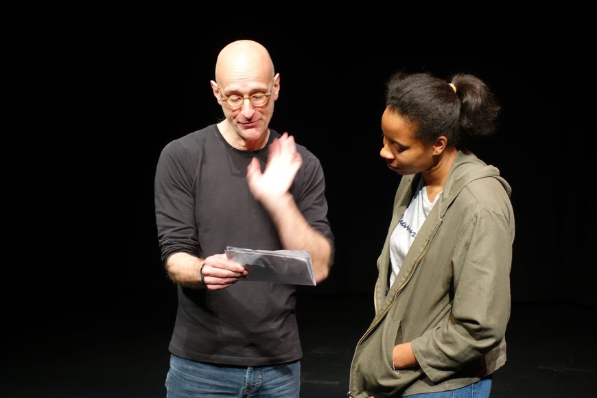 Dieter Hinrichs mit Schülerin beim Bühnencoaching. Foto: Stadt Oldenburg