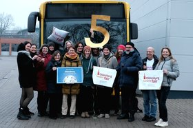 Aktionspartnerinnen, Aktionspartner sowie Ehrenamtliche freuen sich über den Fairtrade-Bus. Foto: Jan-Christoph Bädeker