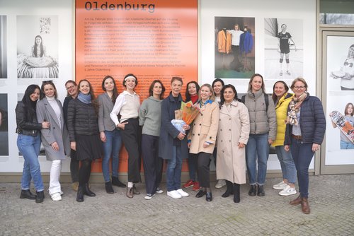 Gruppenfoto der beteiligten Ukrainerinnen mit Fotografin Gerlinde Domininghaus (8. v. l.), Stadtmuseums-Mitarbeiterin Franziska Boegehold-Gude (3. v. l.) und der Vorsitzenden des Vereins der Freunde und Förderer des Stadtmuseums Mareike Witkowski (ganz rechts). Foto: Stadtmuseum Oldenburg