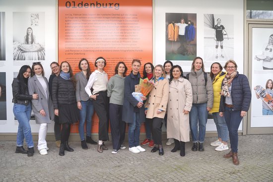 Gruppenfoto der beteiligten Ukrainerinnen mit Fotografin Gerlinde Domininghaus (8. v. l.), Stadtmuseums-Mitarbeiterin Franziska Boegehold-Gude (3. v. l.) und der Vorsitzenden des Vereins der Freunde und Förderer des Stadtmuseums Mareike Witkowski (ganz rechts). Foto: Stadtmuseum Oldenburg