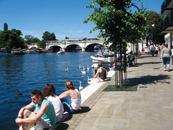 Passanten sitzen in Kingston upon Thames an der Themse. Foto: Kingston upon Thames 