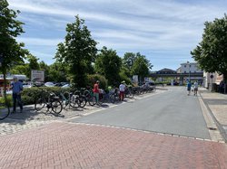 Neue Radabstellanlage am Pferdemarkt West mit abgestellten Fahrrädern an einem Marktag. Foto: Stadt Oldenburg