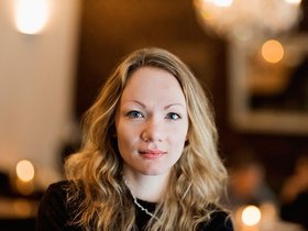 Portraitfoto der Autorin Sabrina Janesch. Foto: Milena Schlösser.