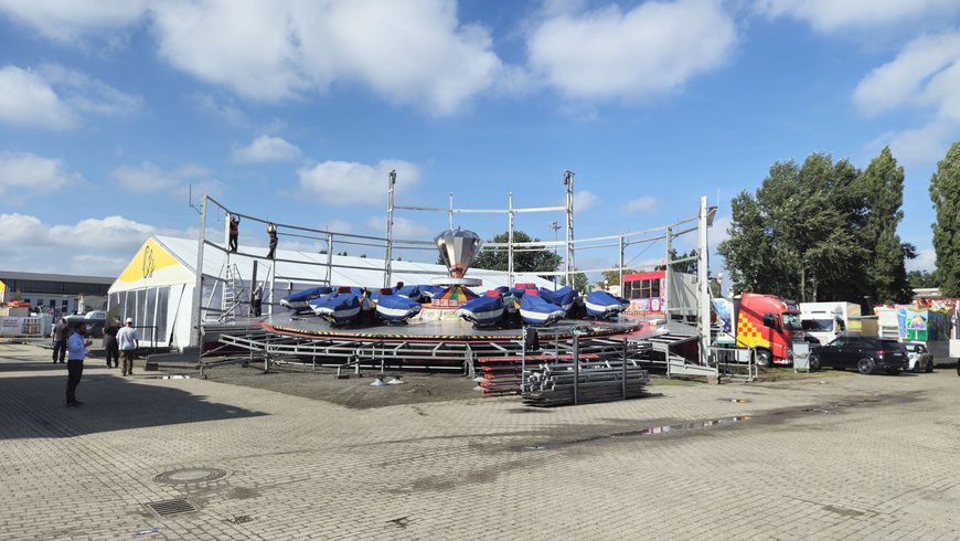 Der Aufbau vom Break Dancer No. 2 auf dem Kramermarkt am 19. September 2025. Foto: Stadt Oldenburg