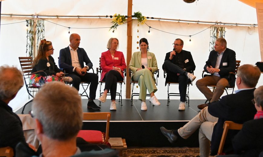 Podiumsdiskussion mit drei Frauen und drei Männern auf der Bühne. Foto: Robert Gertzen