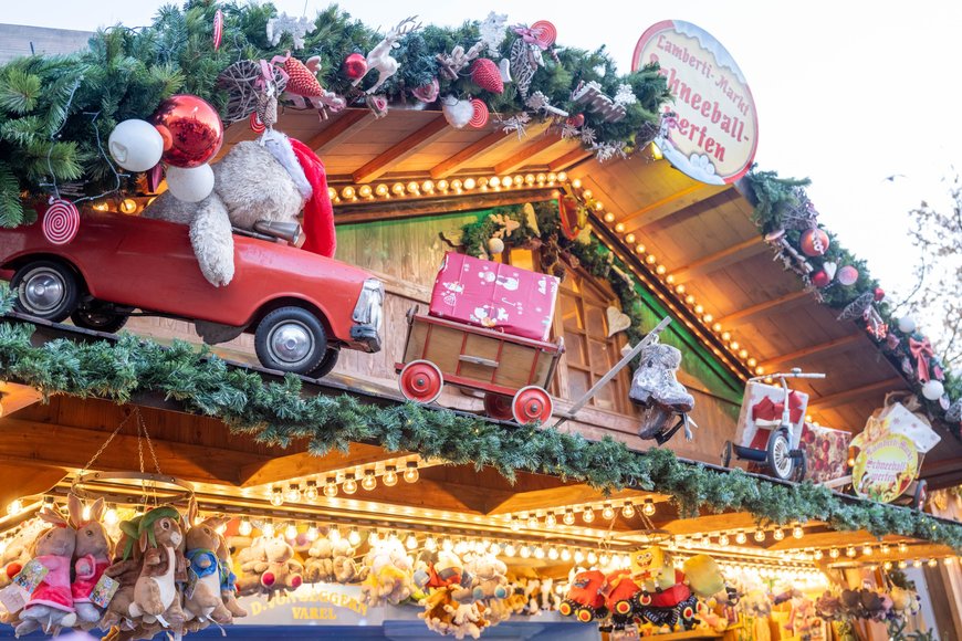 Das Schneeballwerfen auf dem Lamberti-Markt 2022. Foto: Sascha Stüber