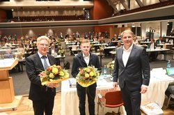 Oberbürgermeister Jürgen Krogmann (rechts) gratulierte Tim Harms (Mitte), der zum neuen Ratsvorsitzenden gewählt wurde, und bedankte sich bei Harms‘ Vorgänger Bernhard Ellberg (links). Foto: Sascha Stüber