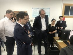 Xi’an Jiaotong Universität, School of Software Engineering, (von links) Krogmann, Lehnhoff und Janßen. Foto: Stadt Oldenburg Krogmann, Lehnhoff und Janßen blicken auf einen Computerbildschirm. Foto: Stadt Oldenburg