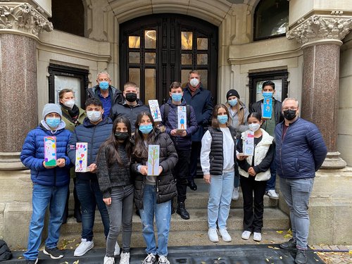 Oberbürgermeister Jürgen Krogmann (hinten Mitte), die Schülergruppe der Oberschule Eversten und ihre Lehrerinnen und Lehrer sowie die UNICEF freuen sich auf den „Tag der Kinderrechte“. Foto: Stadt Oldenburg