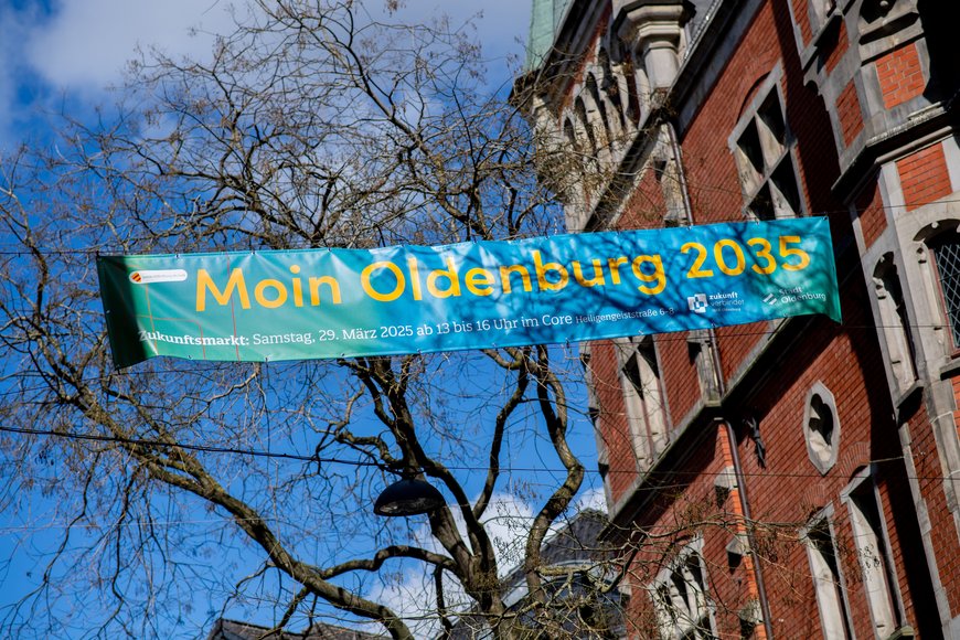 Banner mit der Aufschrift „Moin Oldenburg 2025“ in der Innenstadt 