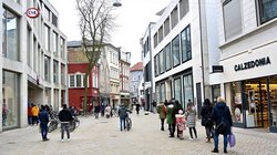 Menschen beim Einkaufen in der Oldenburger Fußgängerzone. Foto: Sascha Stüber