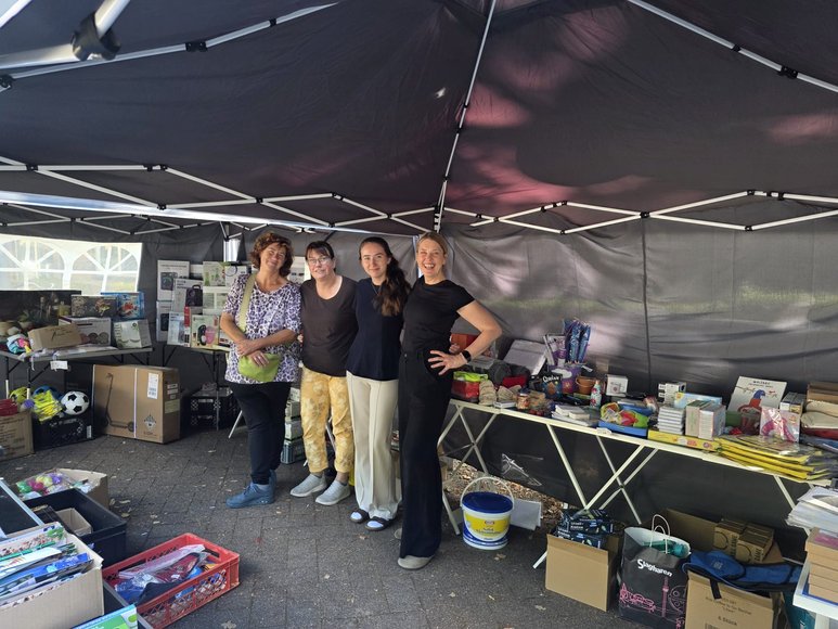 Das Team des BewohnerInnenvereins und ihre Tombola. Foto: Sonja Deuling