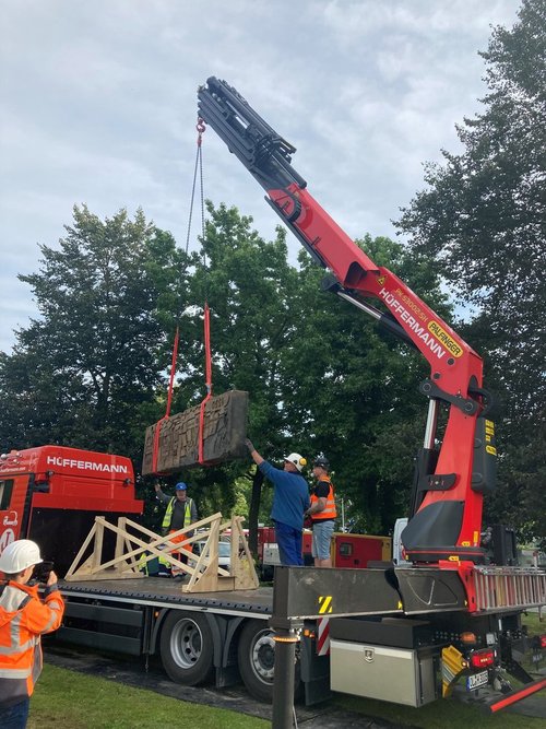 Nach der Verladung erfolgt der Transport zum städtischen Bauhof. Foto: Stadt Oldenburg