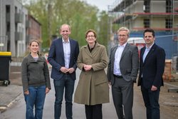 Tauschten sich aus: (v.l.) Dr. Julia Masurkewitz-Möller (Stadt Oldenburg), MdB Dennis Rohde, Bundesbauministerin Klara Geywitz, GSG-Geschäftsführer Stefan Könner und OFFIS-Vorstandsvorsitzender Prof. Dr. Sebastian Lehnhoff. © Mohssen Assanimoghadam Tauschten sich aus: (von links) Dr. Julia Masurkewitz-Möller (Stadt Oldenburg), MdB Dennis Rohde, Bundesbauministerin Klara Geywitz, GSG-Geschäftsführer Stefan Könner und OFFIS-Vorstandsvorsitzender Prof. Dr. Sebastian Lehnhoff. Foto: Mohssen Assanimoghaddam