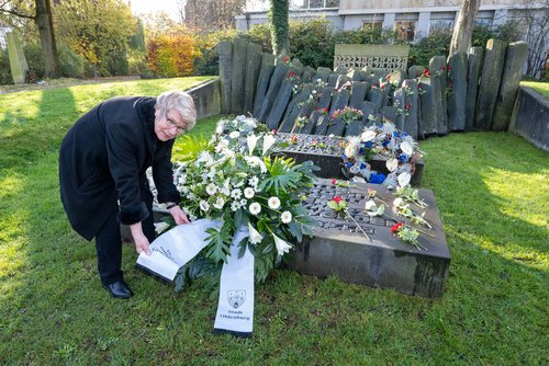 Bürgermeisterin Germaid Eilers-Dörfler hat am Mahnmal für alle Opfer des Nationalsozialismus einen Kranz niedergelegt. Foto: Sascha Stüber
