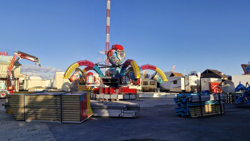 Der Octopussy beim Aufbau auf dem Kramermarkt am 23. September 2025. Foto: Stadt Oldenburg