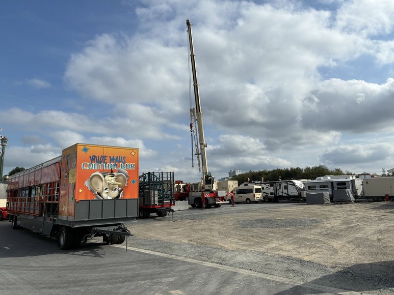 Die Achterbahn „Wilde Maus das Original“ beim Aufbau am 26. September 2026. Foto: Stadt Oldenburg
