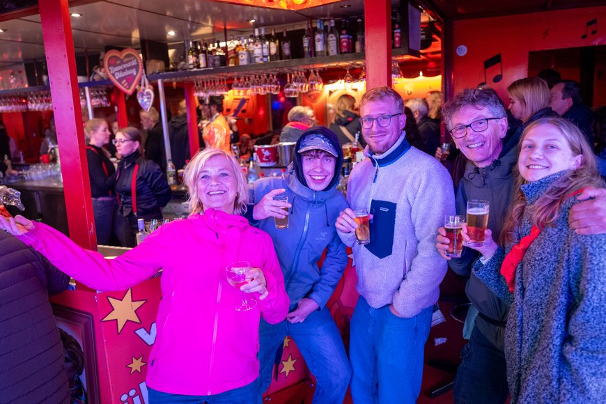 Eine Besuchergruppe im Tingel Tangel auf dem Kramermarkt 2026. Foto: Sascha Stüber