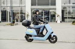 Ein elektrischer Motorroller der Firma EWE Go GmbH in voller Fahrt. Foto: EWE Go GmbH