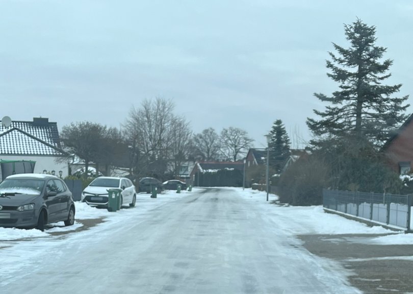 Blick aus dem Führerhaus eines AWB-Fahrzeugs auf eine vereiste Nebenstraße, an der Biotonnen stehen. Foto: Stadt Oldenburg Blick aus dem Führerhaus eines AWB-Fahrzeugs auf eine vereiste Nebenstraße, an der Biotonnen stehen. Foto: Stadt Oldenburg