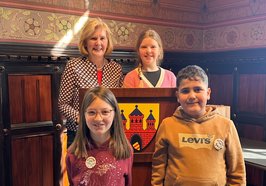 Am 25. März empfing Bürgermeisterin Petra Averbeck (hinten links) die Bürgermeisterin der Kinderstadt, Emilia Everth (hinten rechts) sowie Maya Nebel (vorne links) und Sain Alsilo (vorne rechts) als Vertreterin und Vertreter des Kinderstadtrats im Rathaus. Foto: Stadt Oldenburg