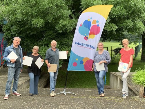 Die Initiatoren des Kunstprojekts in Kreyenbrück hoffen auf viele bunt gestaltete Holzquadrate (von links nach rechts): George Golz, Heike Schaadt, Werner Ufferhardt, Katrin Wiese und Gudrun Knies. Foto: Stadt Oldenburg